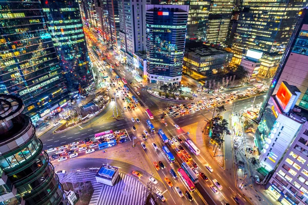 Velocidades de trânsito através de um cruzamento à noite em Gangnam, Seul, na Coreia do Sul . Fotos De Bancos De Imagens Sem Royalties