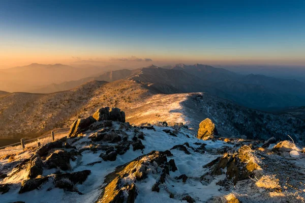 在冬季，韩国的日出德裕山山脉. — 图库照片