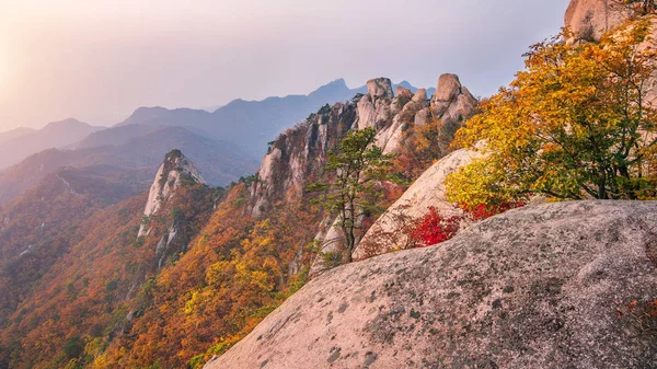 Bukhansan bergen i höst, Seoul i Sydkorea. — Stockfoto