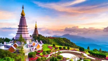 En iyi manzara Chiang Mai. Inthanon dağ, Tayland pagodadan Noppamethanedol ve Noppapol Phumsiri gün batımında. Zaman atlamalı 4k.