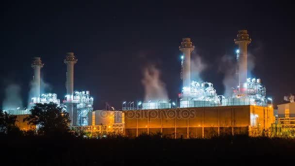 Planta química o central eléctrica por la noche, 4K — Vídeo de stock