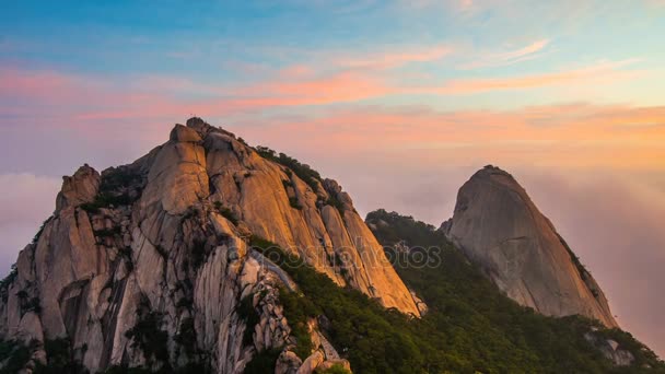 Zeitraffer des Bukhansan-Gebirges wird von Morgennebel und Sonnenaufgang in seoul, Korea bedeckt. — Stockvideo