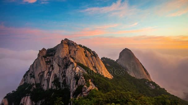 時間の経過の北漢山はソウル、韓国で朝もやと日の出で覆われています。. — ストック動画