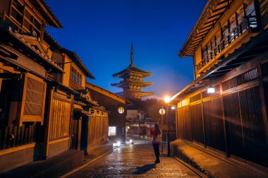 Kadını kabul bir fotoğraf Yasaka Pagoda ve Sannen Zaka Kyoto, Japonya.