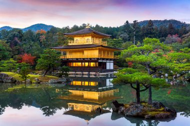 Altın Köşk. Japonya, Kyoto 'daki Kinkakuji Tapınağı.