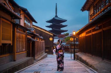 Yasaka Pagoda 'da geleneksel Japon kimonosu giyen Asyalı kadın ve Kyoto, Japonya' da Sannen Zaka Caddesi..
