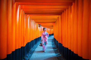 Japonya 'nın Kyoto kentindeki Fushimi Inari Tapınağı' nda geleneksel Japon kimonosu giymiş Asyalı kadınlar..