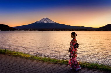 Fuji Dağı'nda Japon geleneksel kimono giyen Asyalı kadın. Japonya'da Kawaguchiko göl günbatımı.