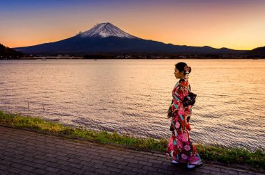 Fuji Dağı'nda Japon geleneksel kimono giyen Asyalı kadın. Japonya'da Kawaguchiko göl günbatımı.