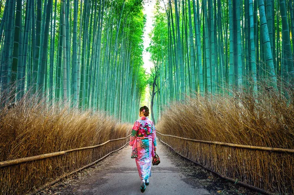 Bambusowy Las. Azjatka ubrana w japońskie tradycyjne kimono w Bamboo Forest w Kyoto, Japonia. — Zdjęcie stockowe