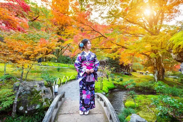 アジアの女性の秋の公園で日本の伝統的な着物を着ています。日本 — ストック写真