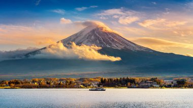 Fuji Dağı ve Kawaguchiko Gölü günbatımında, Sonbahar mevsimleri Japonya 'daki Yamanachi' de Fuji Dağı 'nda.