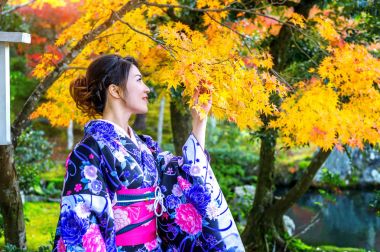 Sonbahar parkta Japon geleneksel kimono giyen Asyalı kadın. Japonya