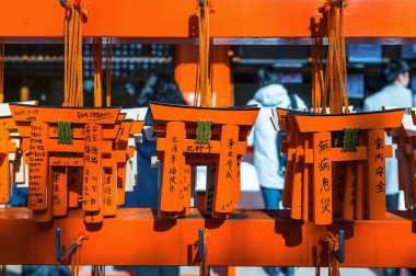 Kyoto, Japonya-18 Kasım 2017: Torii gates modeli turist onları yapmak için bir dilek Fushimi Inari Tapınak, Kyoto kullandıktan sonra rafta asılı yapıldı..