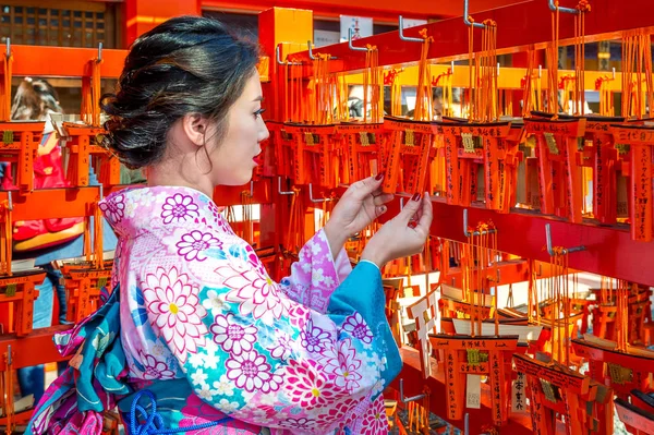 Kvinnor i traditionella japanska kimonos på Fushimi Inari Shrine i Kyoto, Japan — Stockfoto