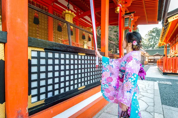 Geleneksel Japon kimono Fushimi Inari tapınak Kyoto, Japonya, kadınlarda — Stok fotoğraf
