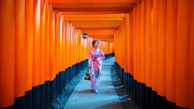 Japonya 'nın Kyoto kentindeki Fushimi Inari Tapınağı' nda geleneksel Japon kimonosu giymiş Asyalı kadınlar..