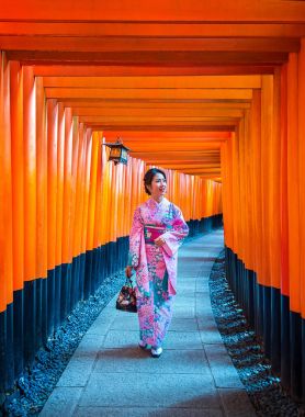 Japonya 'nın Kyoto kentindeki Fushimi Inari Tapınağı' nda geleneksel Japon kimonosu giymiş Asyalı kadınlar..