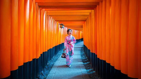 Donne asiatiche nei tradizionali kimono giapponesi al santuario Fushimi Inari di Kyoto, Giappone. — Foto Stock