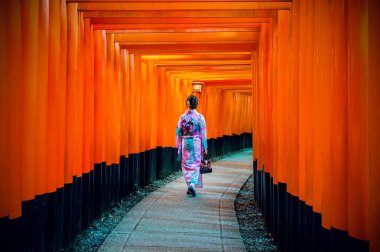 Japonya 'nın Kyoto kentindeki Fushimi Inari Tapınağı' nda geleneksel Japon kimonosu giymiş Asyalı kadınlar..