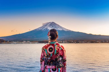 Fuji Dağı'nda Japon geleneksel kimono giyen Asyalı kadın. Japonya'da Kawaguchiko göl günbatımı.
