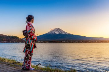Fuji Dağı'nda Japon geleneksel kimono giyen Asyalı kadın. Japonya'da Kawaguchiko göl günbatımı.