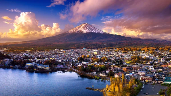 Fuji Dağı ve Kawaguchiko Gölü günbatımında, Sonbahar mevsimleri Japonya 'daki Yamanachi' de Fuji Dağı 'nda.