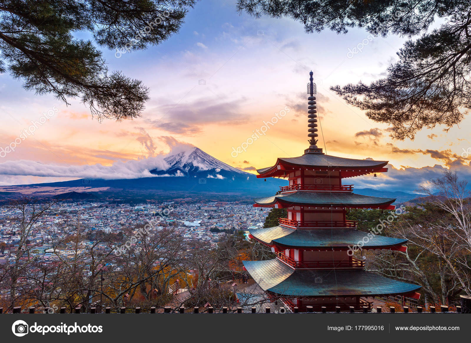 Beautiful landmark of Fuji mountain and Chureito Pagoda at sunset