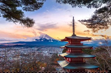 Gün batımında, Japonya Fuji Dağı ve Chureito Pagoda güzel Simgesel Yapı.