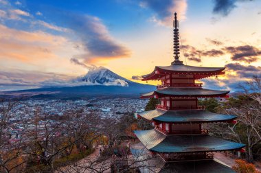 Gün batımında, Japonya Fuji Dağı ve Chureito Pagoda güzel Simgesel Yapı.