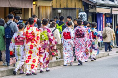 Arashiyama, Kyoto Japonya üzerinde 16 Kasım 2017 yürüyüş Japon geleneksel kimono giyiyor turist.