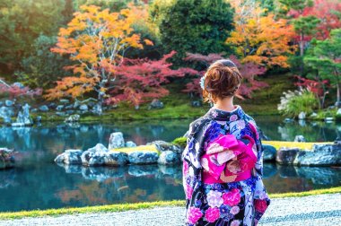 Sonbahar parkta Japon geleneksel kimono giyen Asyalı kadın. Japonya