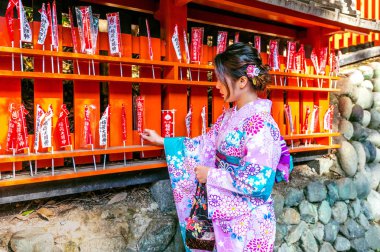 Asyalı kadınlar güzel Fushimi Inari tapınak Kyoto, Japonya için 17 Kasım 2017 üzerinde ziyaret Japon geleneksel kimono giymiş.