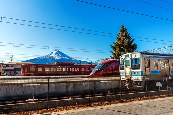 Fuji Експрес сервіс поїзд паркування на Kawaguchiko станції в Kawaguchiko, Японія. — стокове фото