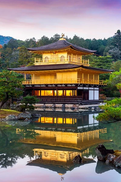O Pavilhão de Ouro. Templo de Kinkakuji em Kyoto, Japão . — Fotografia de Stock