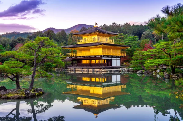 O Pavilhão de Ouro. Templo de Kinkakuji em Kyoto, Japão . — Fotografia de Stock