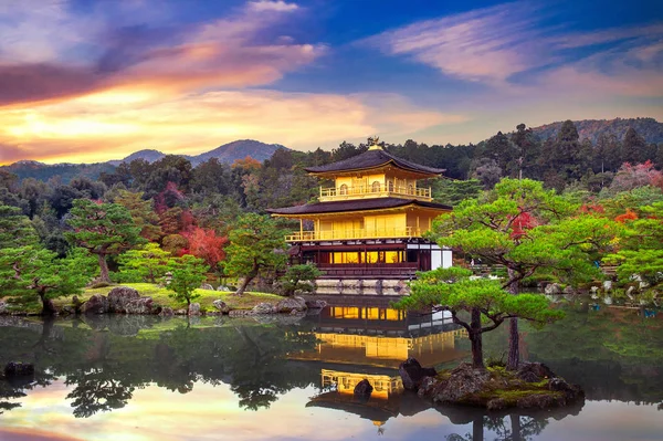 Der Goldene Pavillon. Kinkakuji-Tempel in Kyoto, Japan. — Stockfoto