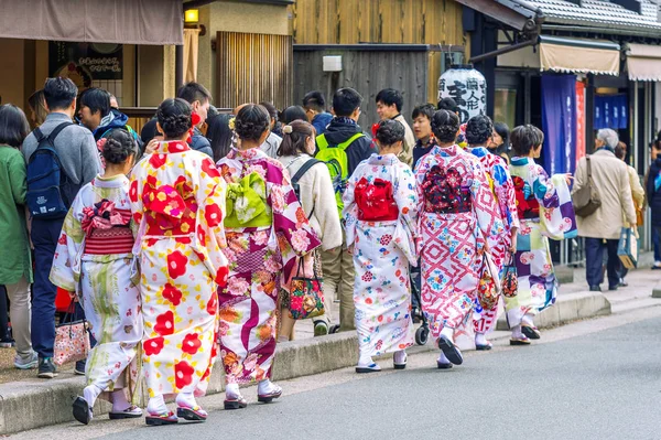 2017 年 11 月 16 日に日本の京都嵐山を歩いて日本の伝統的な着物を着ている観光客. — ストック写真