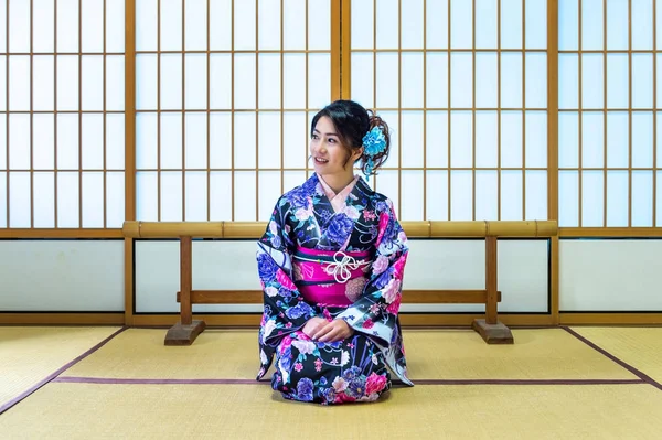 일본에서 일본 전통 기모노를 입고 아시아 여자. — 스톡 사진