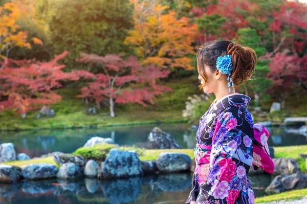 アジアの女性の秋の公園で日本の伝統的な着物を着ています。日本 — ストック写真