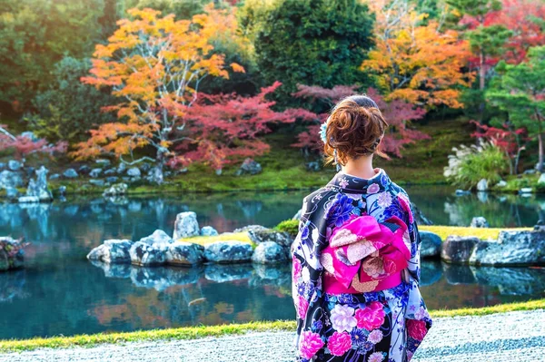 アジアの女性の秋の公園で日本の伝統的な着物を着ています。日本 — ストック写真