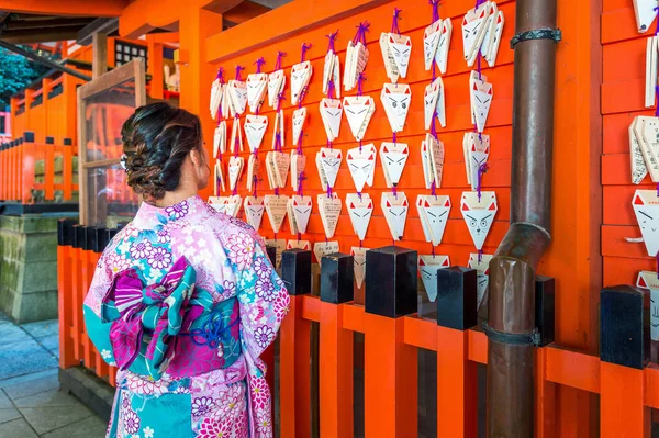 Mulheres asiáticas vestindo quimono tradicional japonês visitando o belo no Santuário Inari Fushimi em Kyoto, Japão em 17 de novembro de 2017 . — Fotografia de Stock