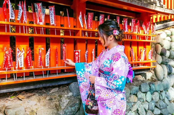 Mulheres asiáticas vestindo quimono tradicional japonês visitando o belo no Santuário Inari Fushimi em Kyoto, Japão em 17 de novembro de 2017 . — Fotografia de Stock