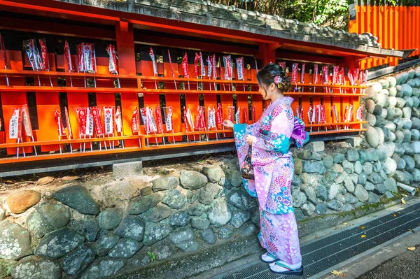 Mulheres asiáticas vestindo quimono tradicional japonês visitando o belo no Santuário Inari Fushimi em Kyoto, Japão em 17 de novembro de 2017 . — Fotografia de Stock