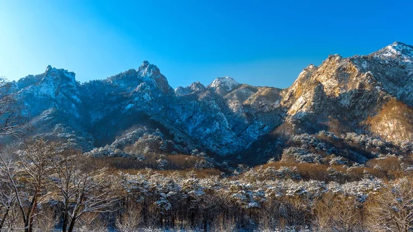 Seoraksan Національний парк в зимовий період, Південна Корея. — стокове фото