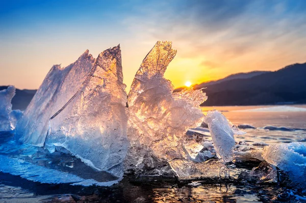 Muy grande y hermoso trozo de hielo al amanecer en invierno . — Foto de Stock