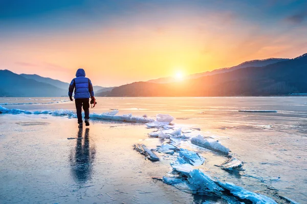 Fotógrafo profesional con cámara en el río congelado en invierno. Corea del Sur en invierno . — Foto de Stock