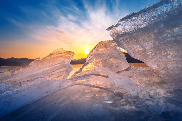 Très grand et beau morceau de glace au lever du soleil en hiver . — Photo