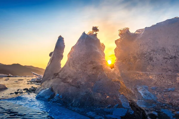 Sehr großer und schöner Eisbrocken bei Sonnenaufgang im Winter. — Stockfoto