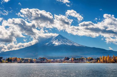 Japonya 'daki Kawaguchiko Gölü' nde Sonbahar Mevsimi ve Fuji Dağı.